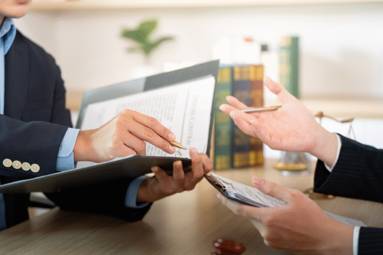 Structure SNC Girardin : Associés discutant autour de documents pour l'investissement en outre-mer.