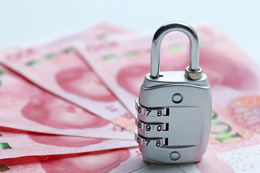 un cadenas posé sur des billets, investir girardin industriel