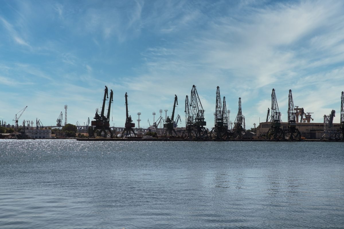 Grues de manutention sur un terminal portuaire industriel